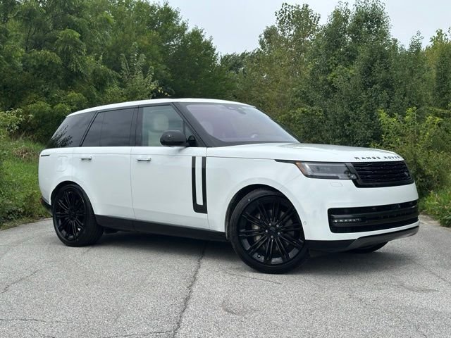 Used 2023 Fuji White Land Rover SE image 4