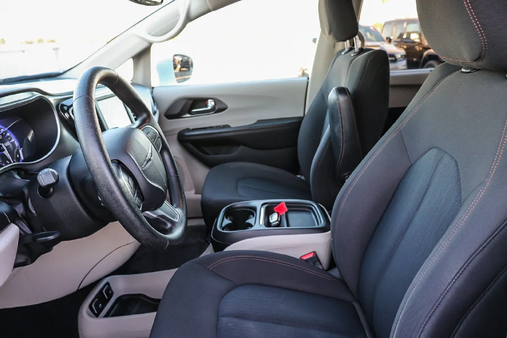 Used 2020 White Chrysler Touring image 19