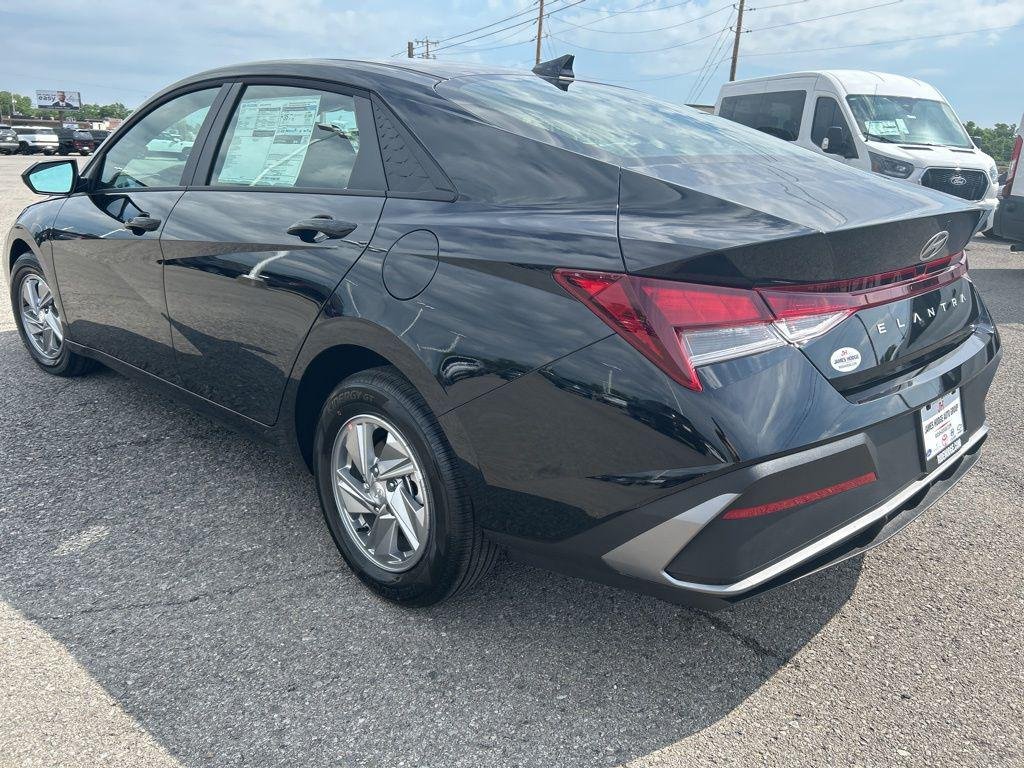 New 2026 Black Hyundai SE image 4