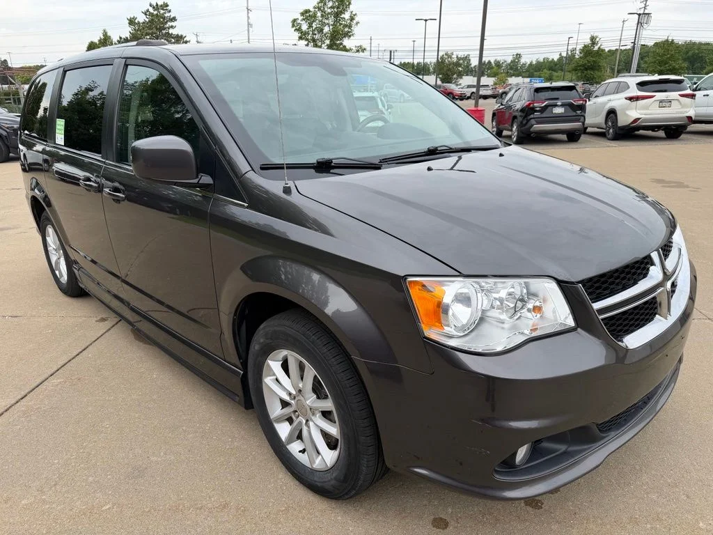Used 2019 Gray Dodge SXT image 7