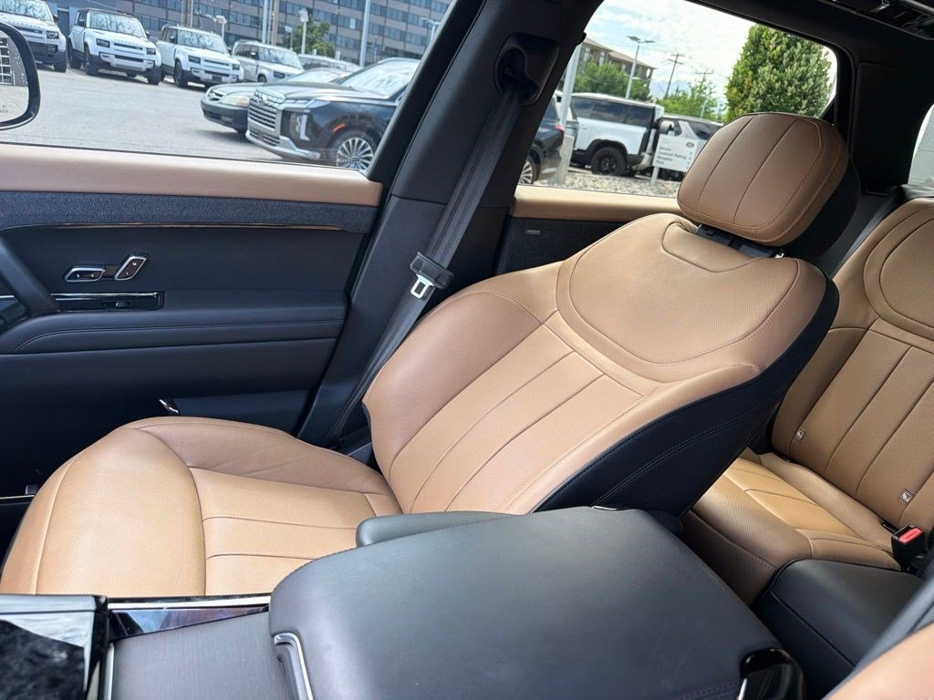 Used 2025 Black Land Rover Dynamic SE image 15