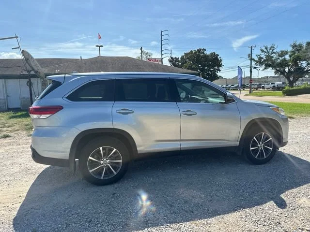 Used 2019 Silver Toyota XLE image 15
