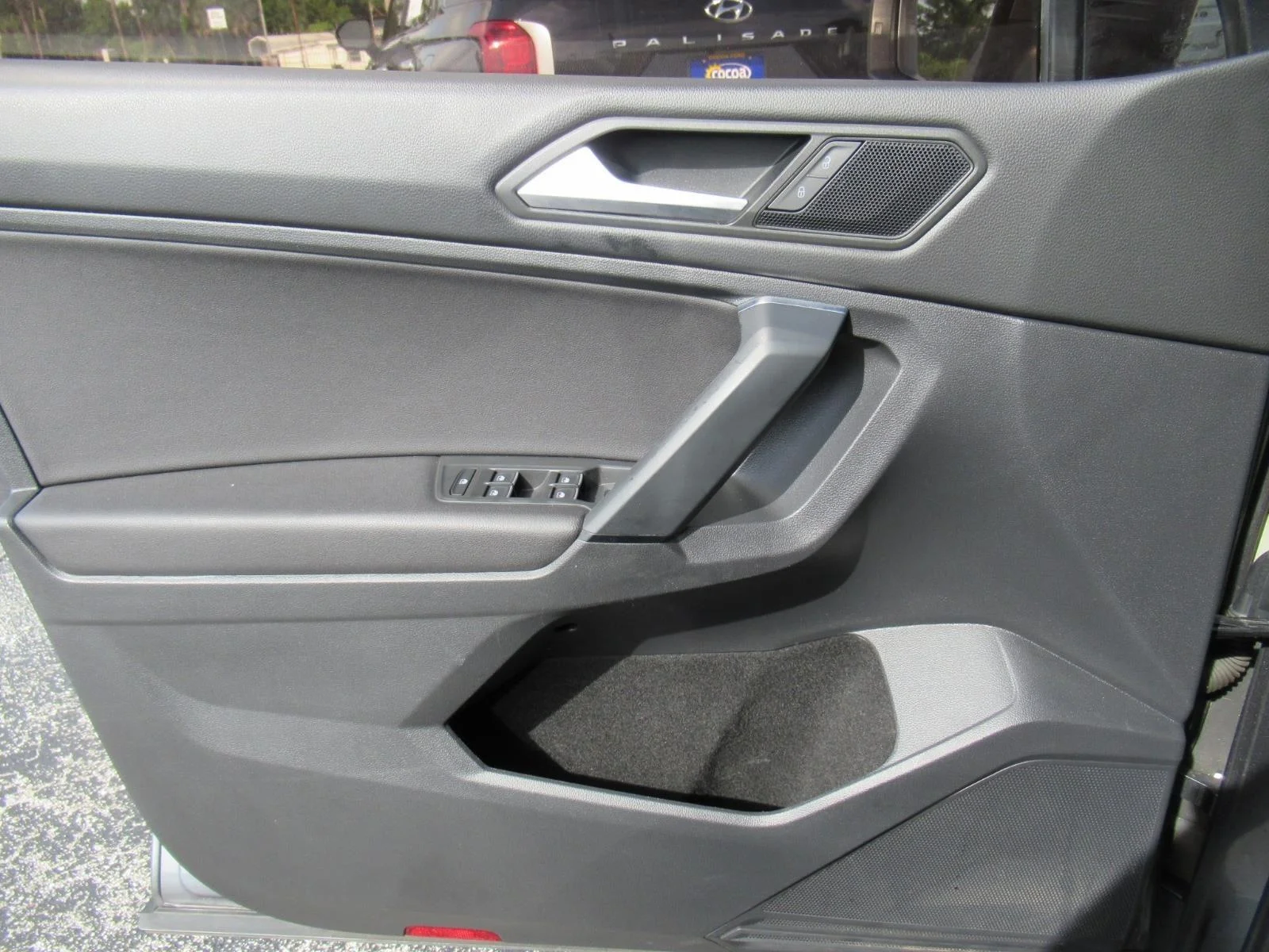 Used 2019 Platinum Gray Metallic Volkswagen SE image 19