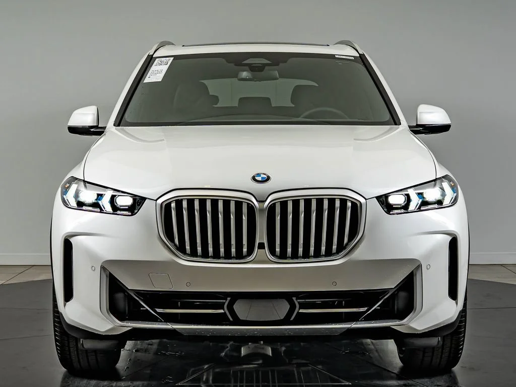 New 2026 Mineral White Metallic BMW xDrive40i image 2