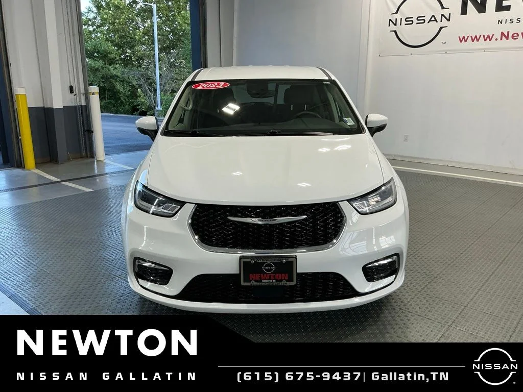 Used 2023 Bright White Clearcoat Chrysler Touring L image 18