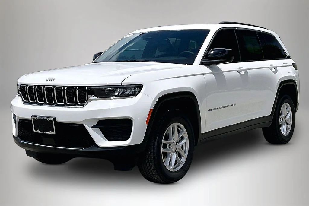 New 2026 Bright White Clear-Coat Exterior Paint Jeep Laredo X image 2