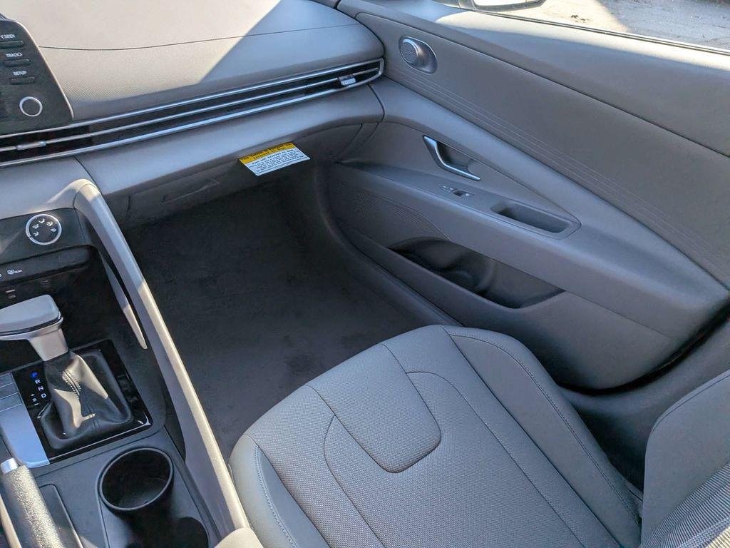 New 2026 White Hyundai SE image 18