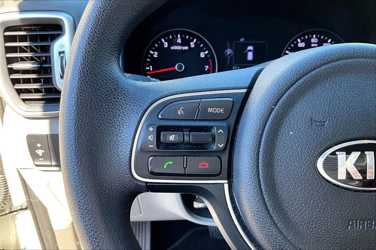 Used 2017 White Kia LX image 27
