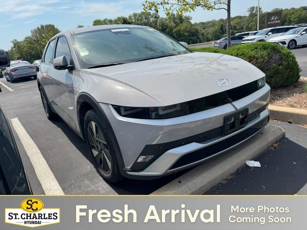 Used 2025 Gray Hyundai SE image 1