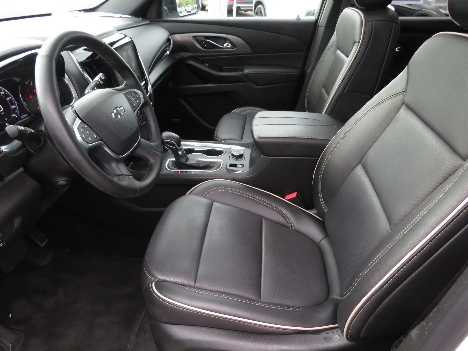Used 2023 IRIDESCENT PEARL TRICOAT Chevrolet Premier image 21