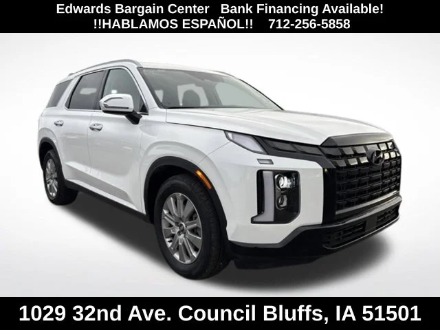 Used 2025 White Hyundai SEL image 1