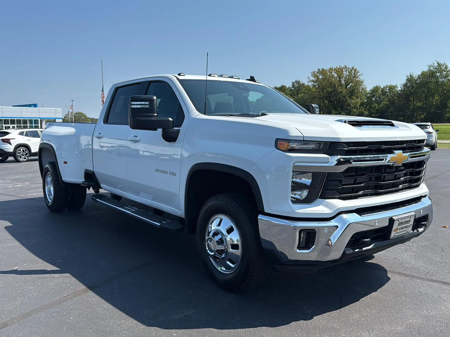 New 2026 Summit White Chevrolet LT DRW image 2