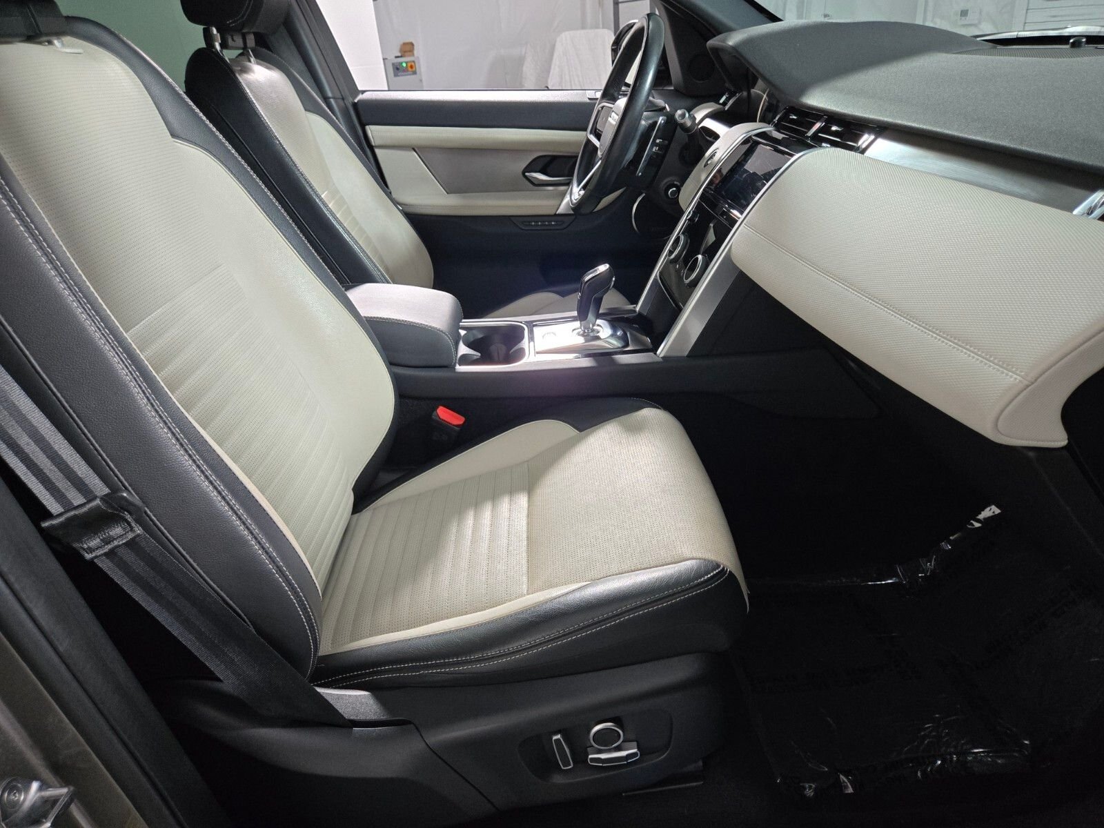 Used 2022 Silicon Silver Premium Metallic Land Rover SE R-Dynamic image 3