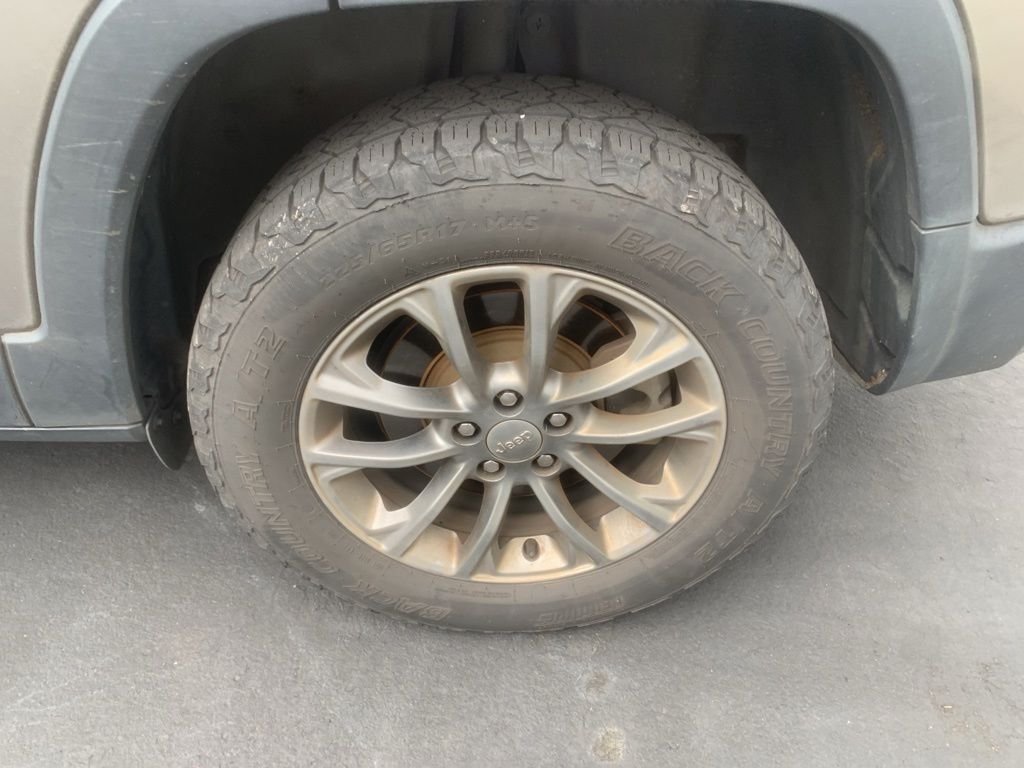 Used 2020 Light Brownstone Pearlcoat Jeep Latitude Plus image 9