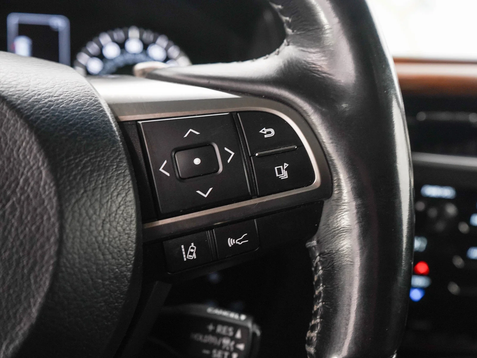 Used 2018 Silver Lexus 570 image 32