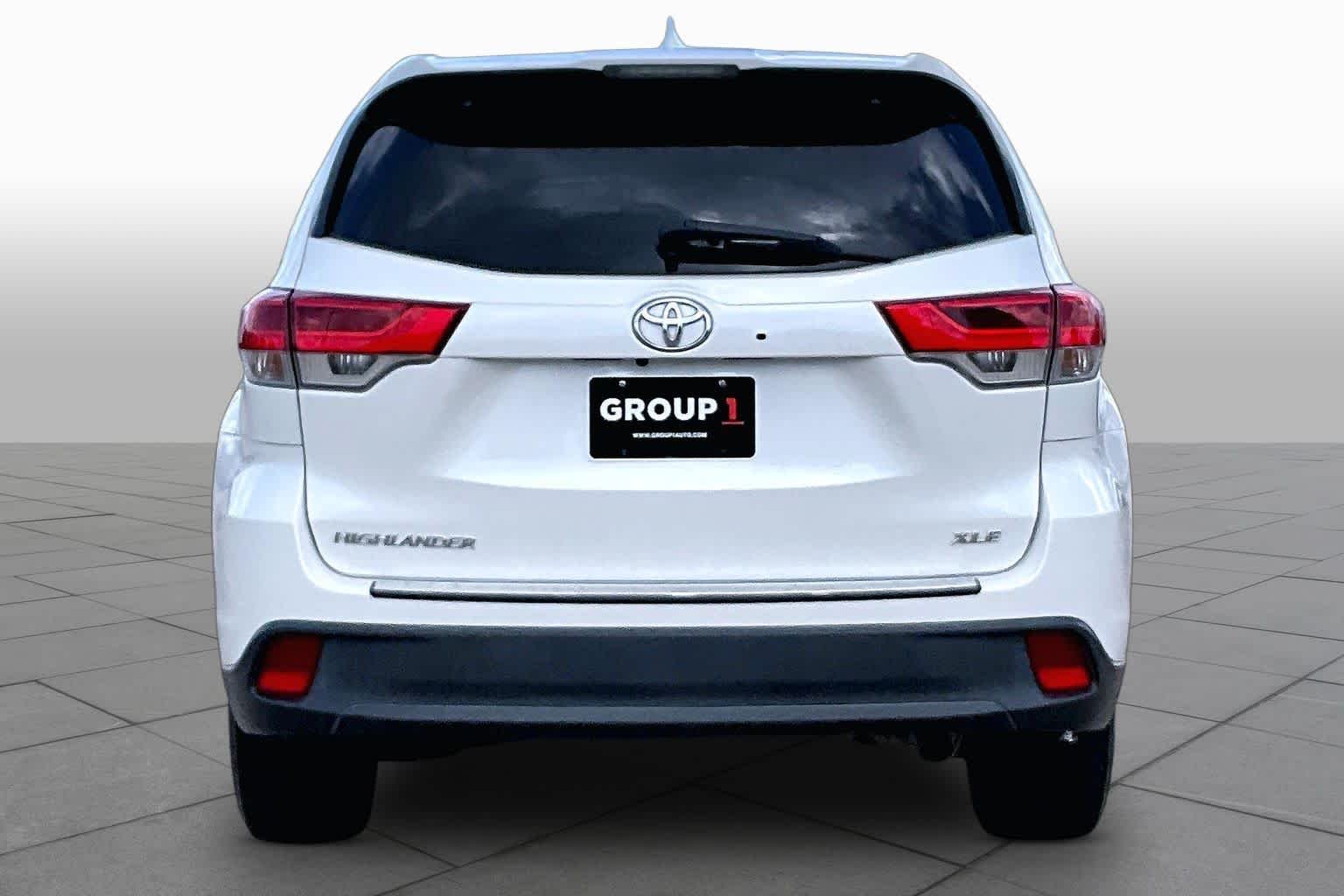 Used 2018 Blizzard Pearl Toyota XLE image 5
