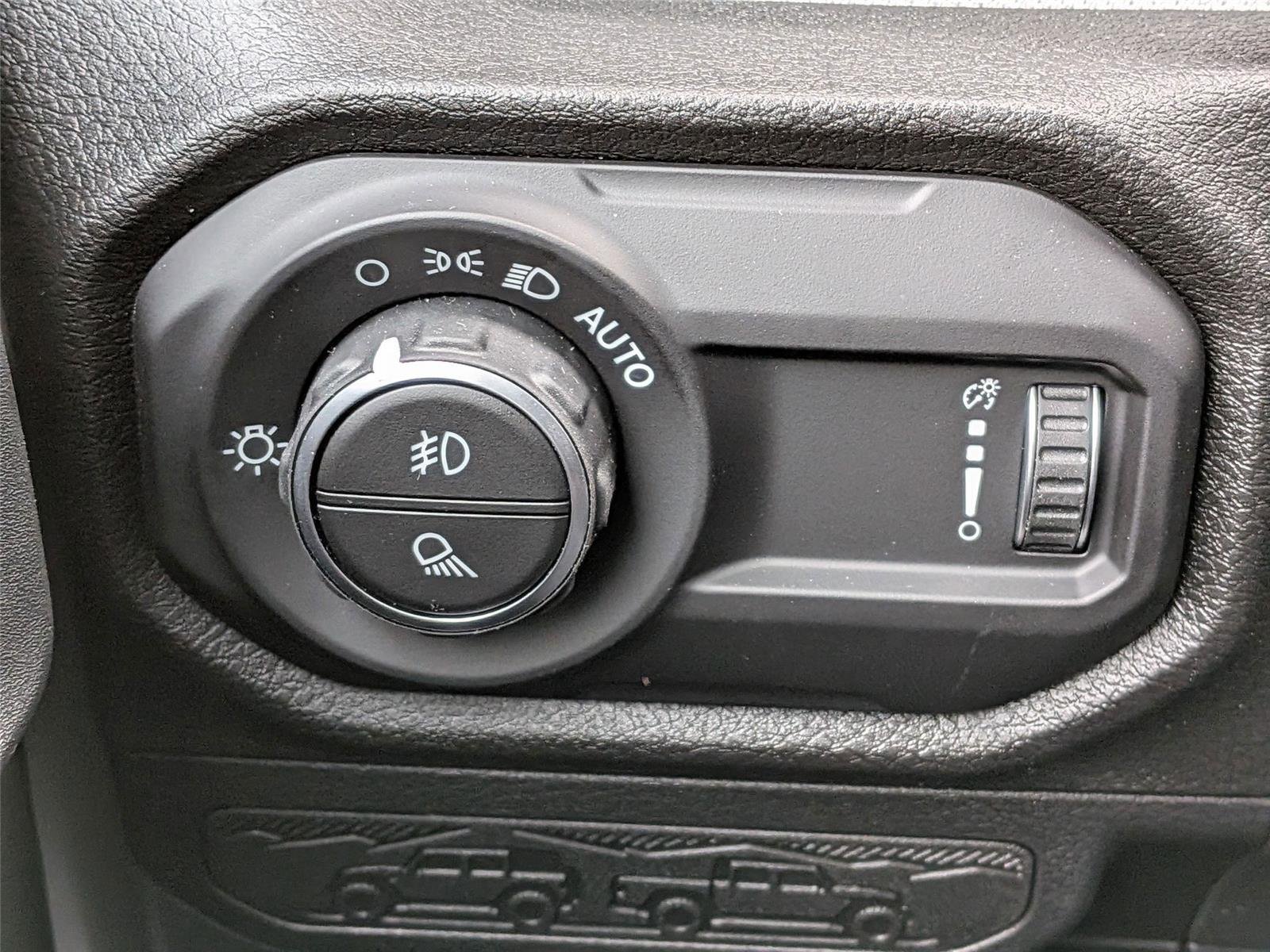 New 2025 Bright White Clear-Coat Exterior Paint Jeep Sport S image 18