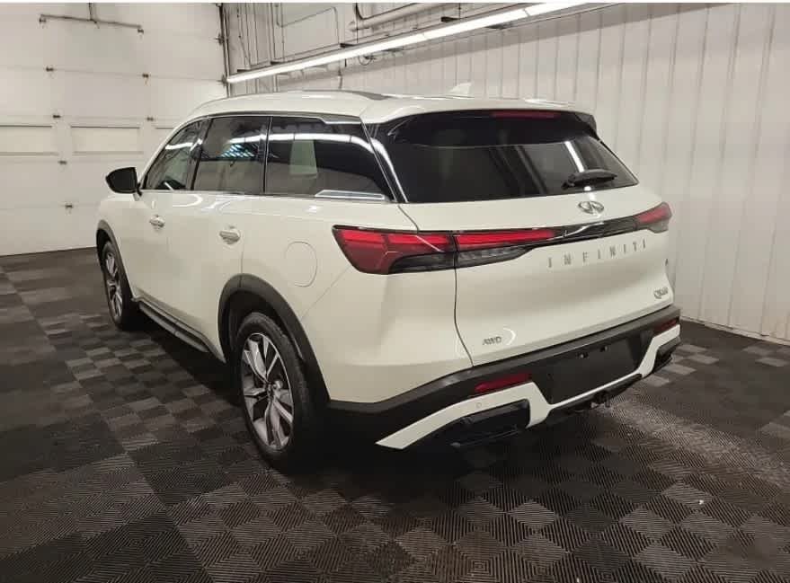 Used 2024 Majestic White INFINITI LUXE image 2