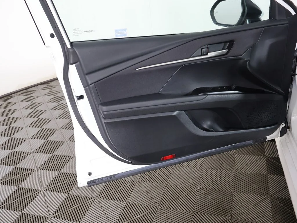 Used 2025 White Toyota LE image 17