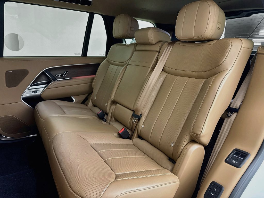 Used 2025 White Land Rover SE image 25