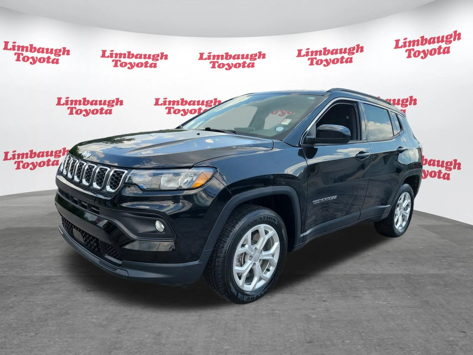 Used 2024 Diamond Black Crystal Pearlcoat Jeep Latitude image 20