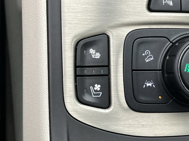 Used 2024 White Frost Tricoat GMC Denali image 24