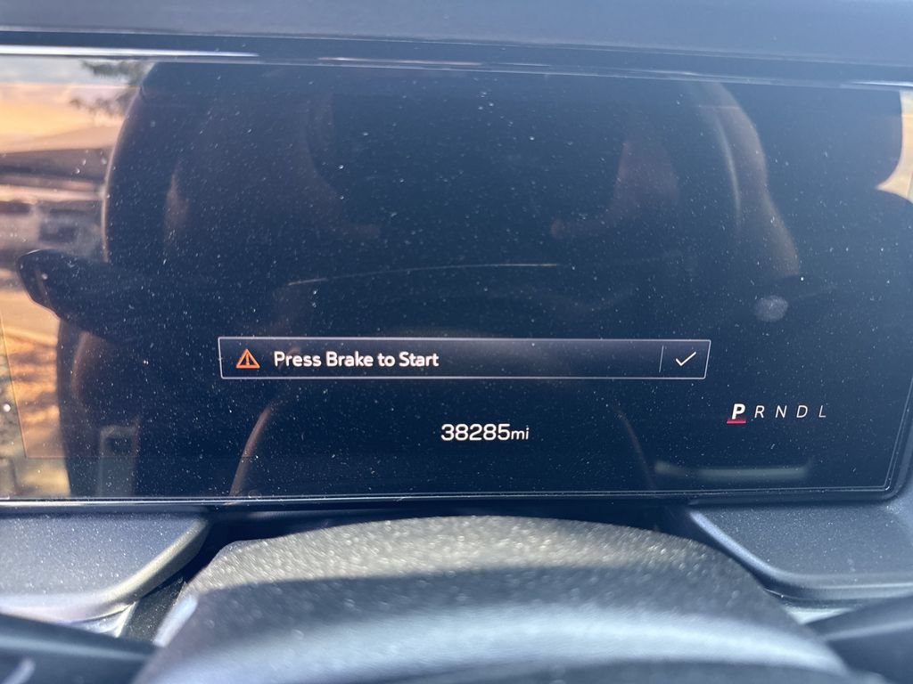 Used 2025 Summit White GMC Elevation image 13