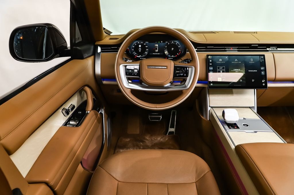 Used 2025  Land Rover SV image 15