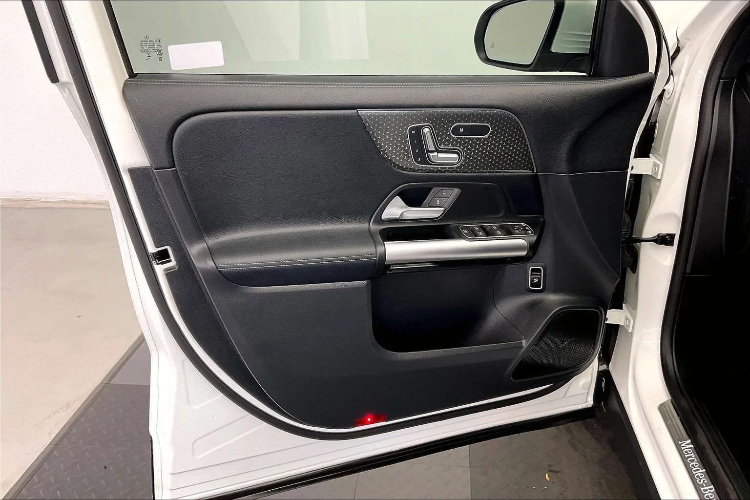 Used 2024 Polar White Mercedes-Benz GLA 250 image 25