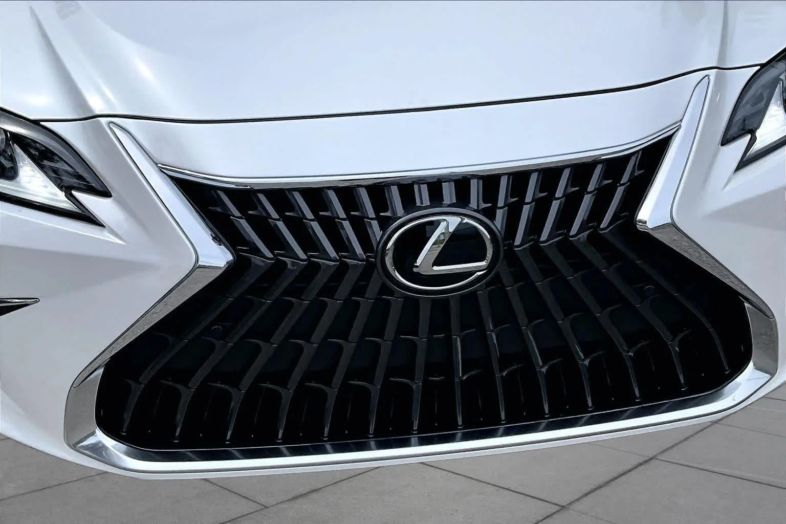 Used 2025 Eminent White Pearl Lexus  image 30