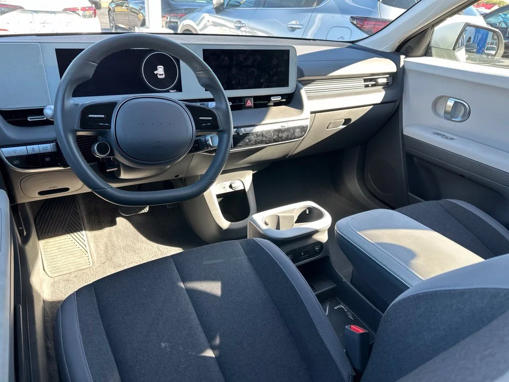 Used 2024 Gold Hyundai SEL image 6
