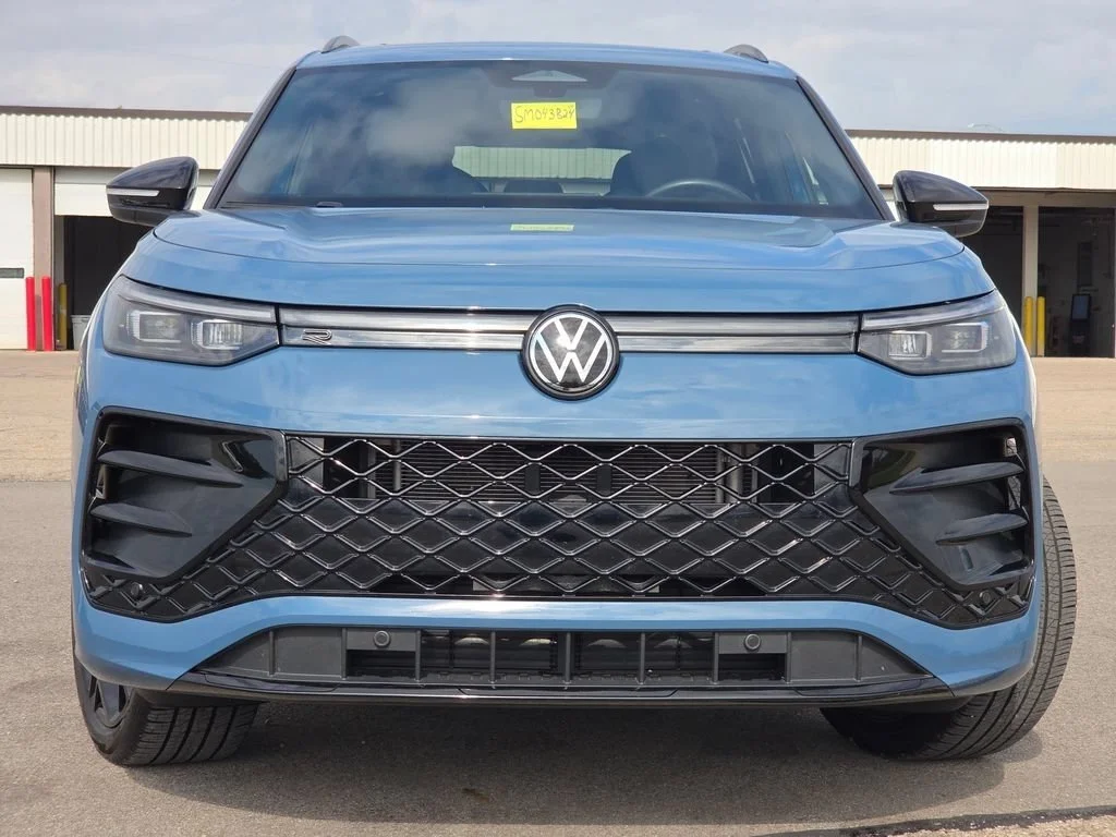 Used 2025  Volkswagen 2.0T SE R-Line Black image 3