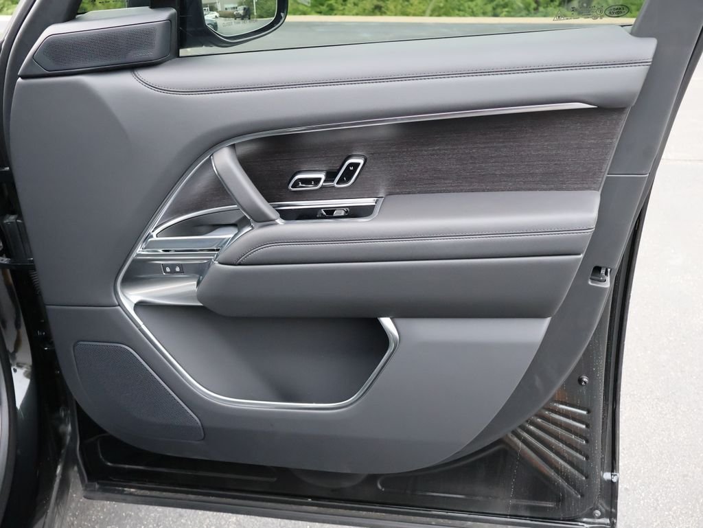 New 2026 Santorini Black Land Rover SE image 11