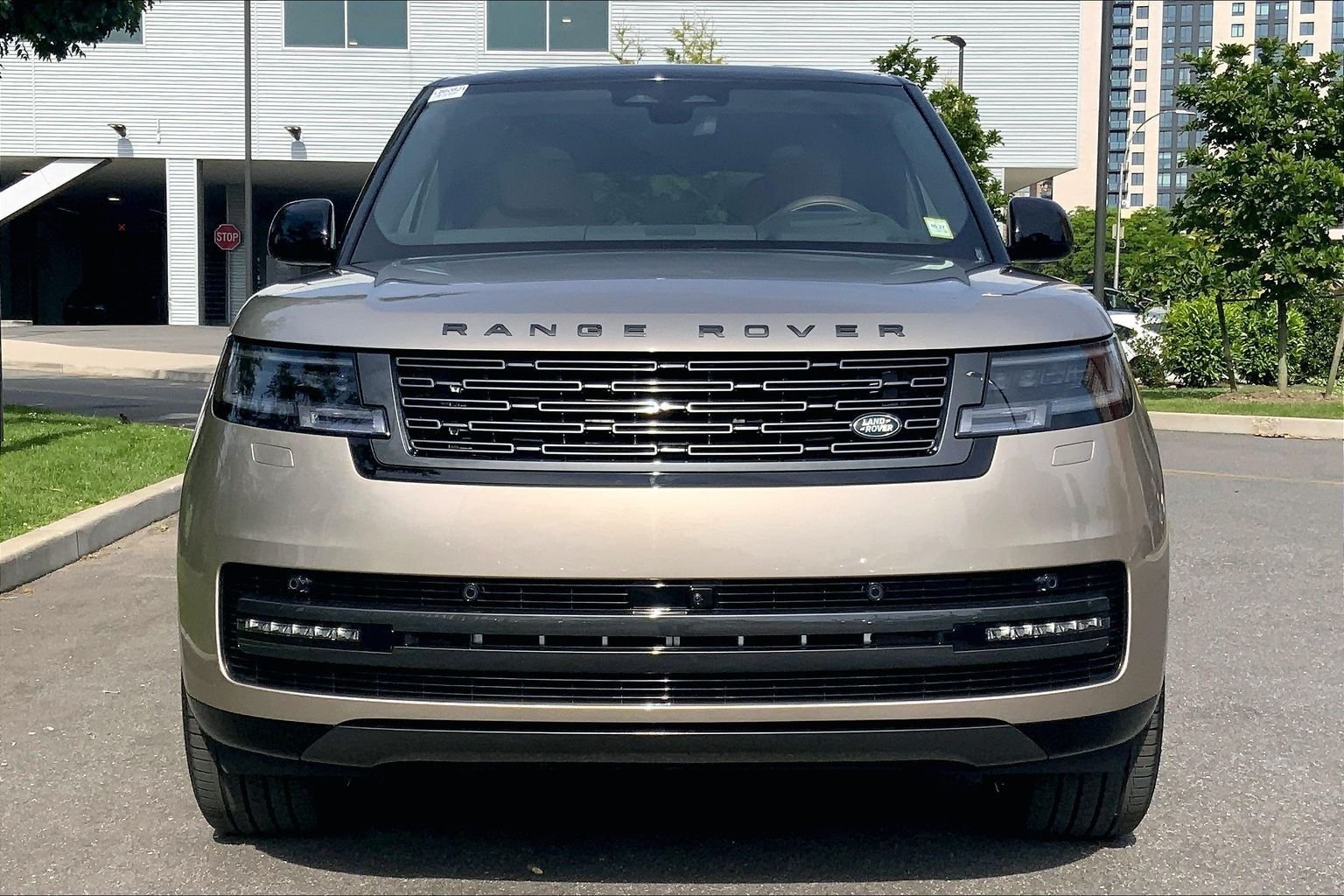 New 2026 Batumi Gold LAND ROVER SE LWB 7-Seats / V8 image 3