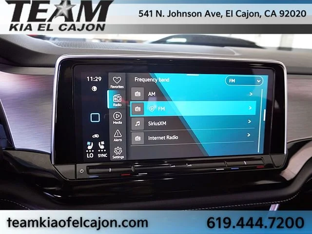 Used 2024  Volkswagen 2.0T SE w/Technology image 24