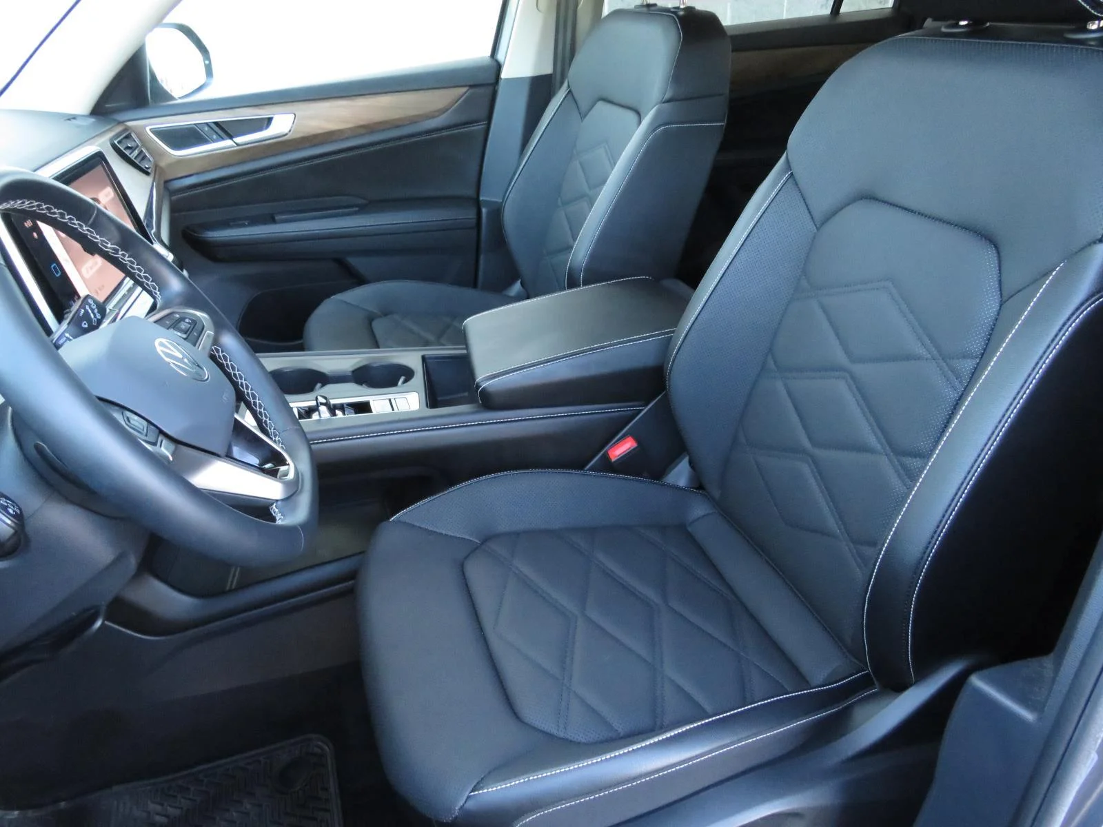 Used 2024  Volkswagen 2.0T SE image 25