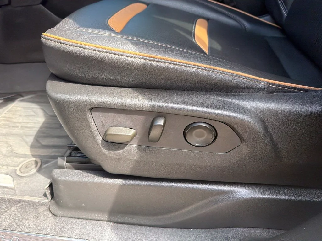 Used 2024 Sterling Metallic GMC AT4 image 31