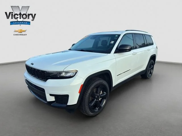 Used 2025 White Jeep Altitude X 4x4 image 3