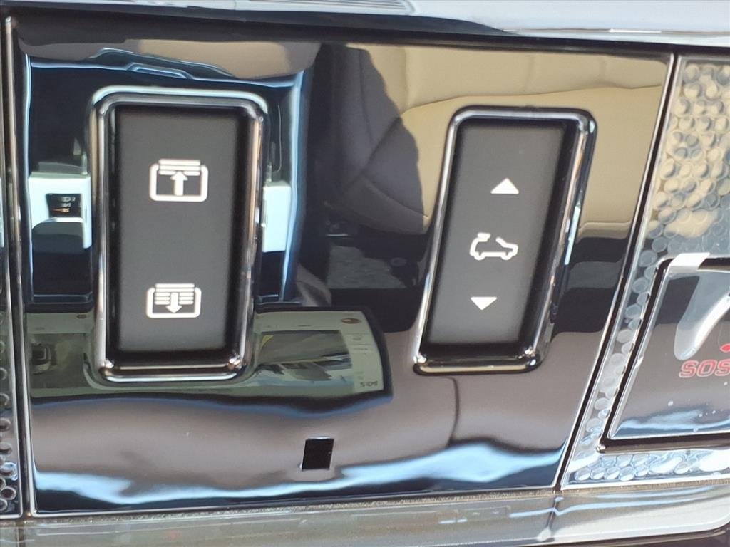 New 2026 Charente Grey LAND ROVER SE image 18