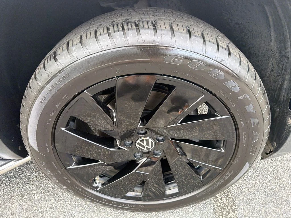 Used 2024  Volkswagen 2.0T SE w/Technology image 12