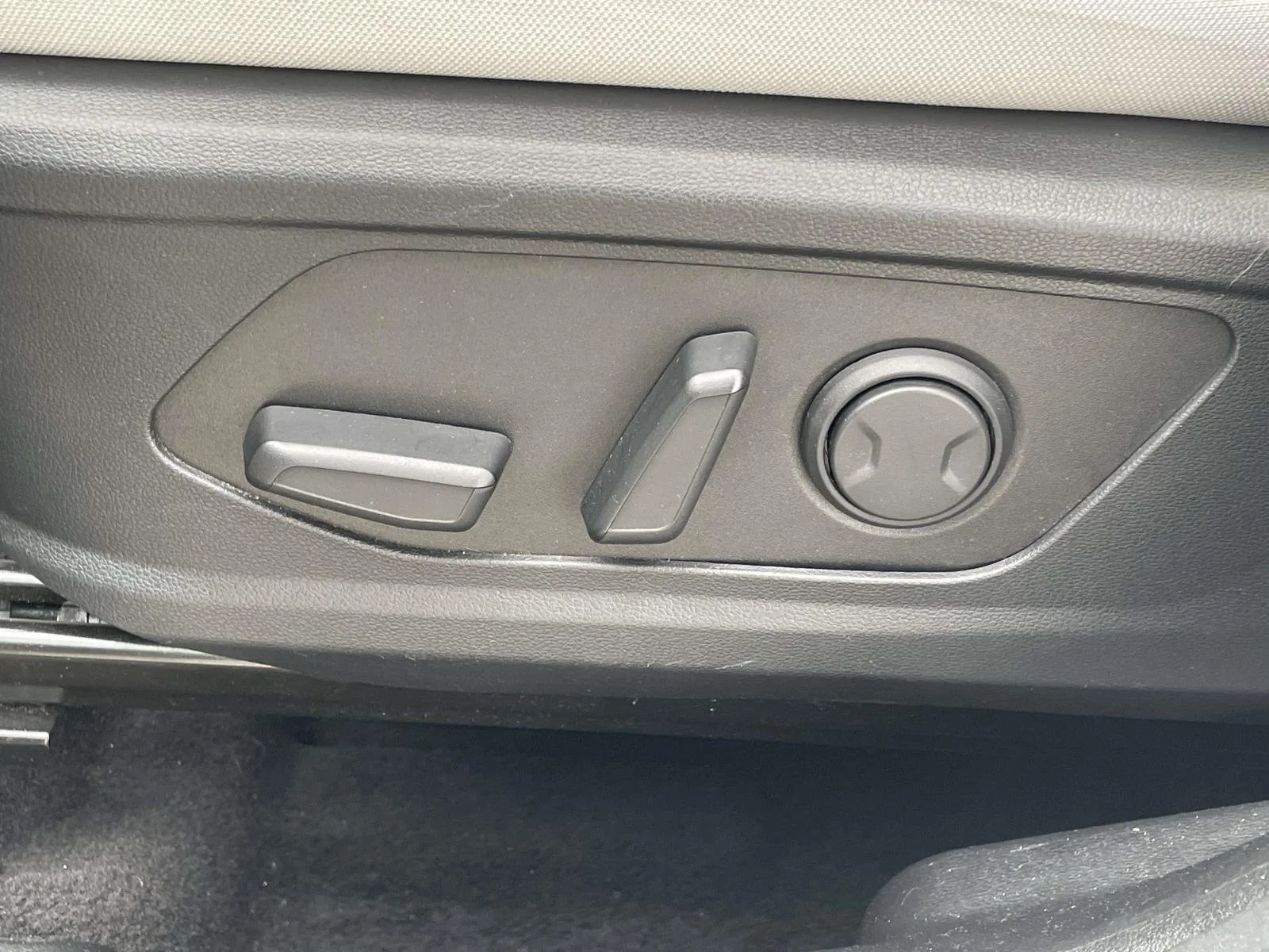 Used 2025 Shimmering Silver Hyundai SEL image 7