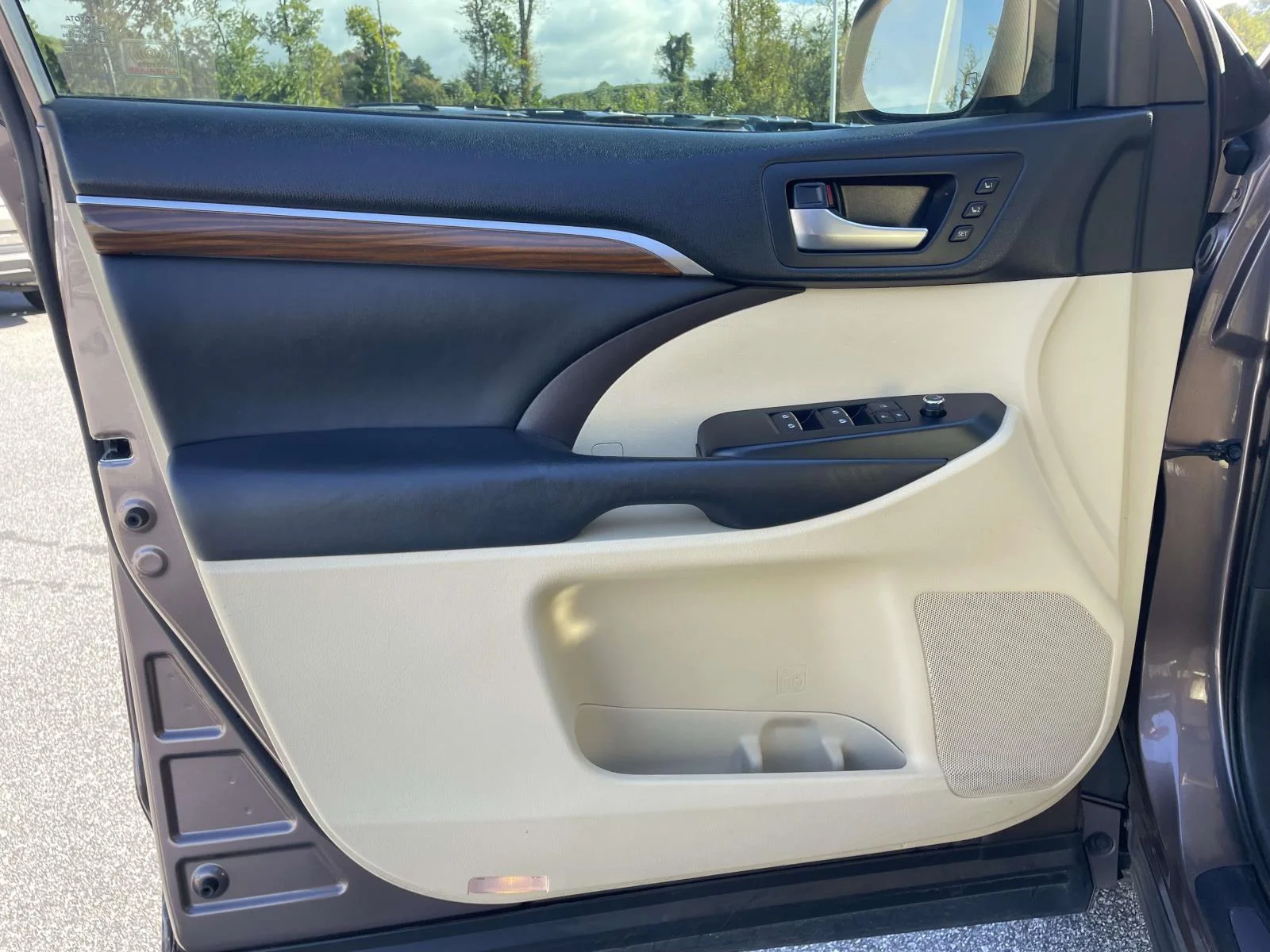 Used 2018 Toasted Walnut Pearl Toyota Limited image 4