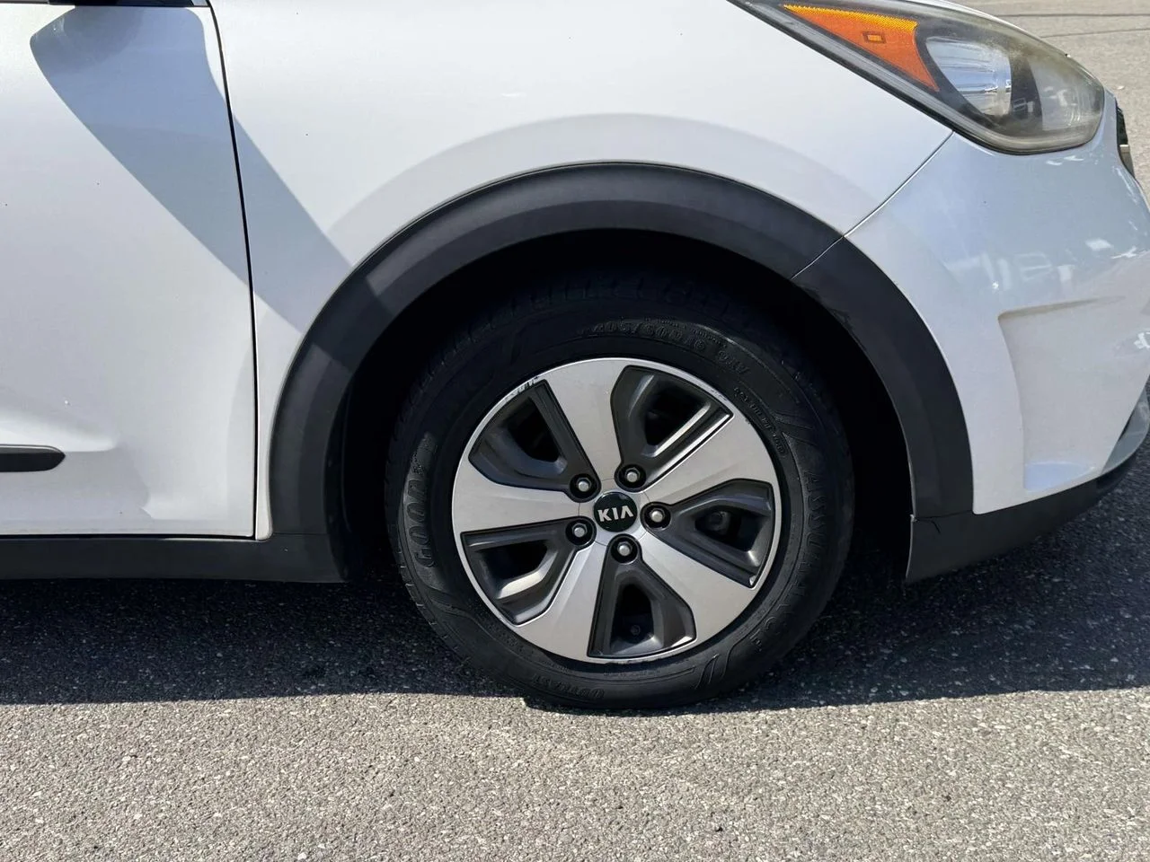 Used 2017 Snow White Pearl Kia EX image 11