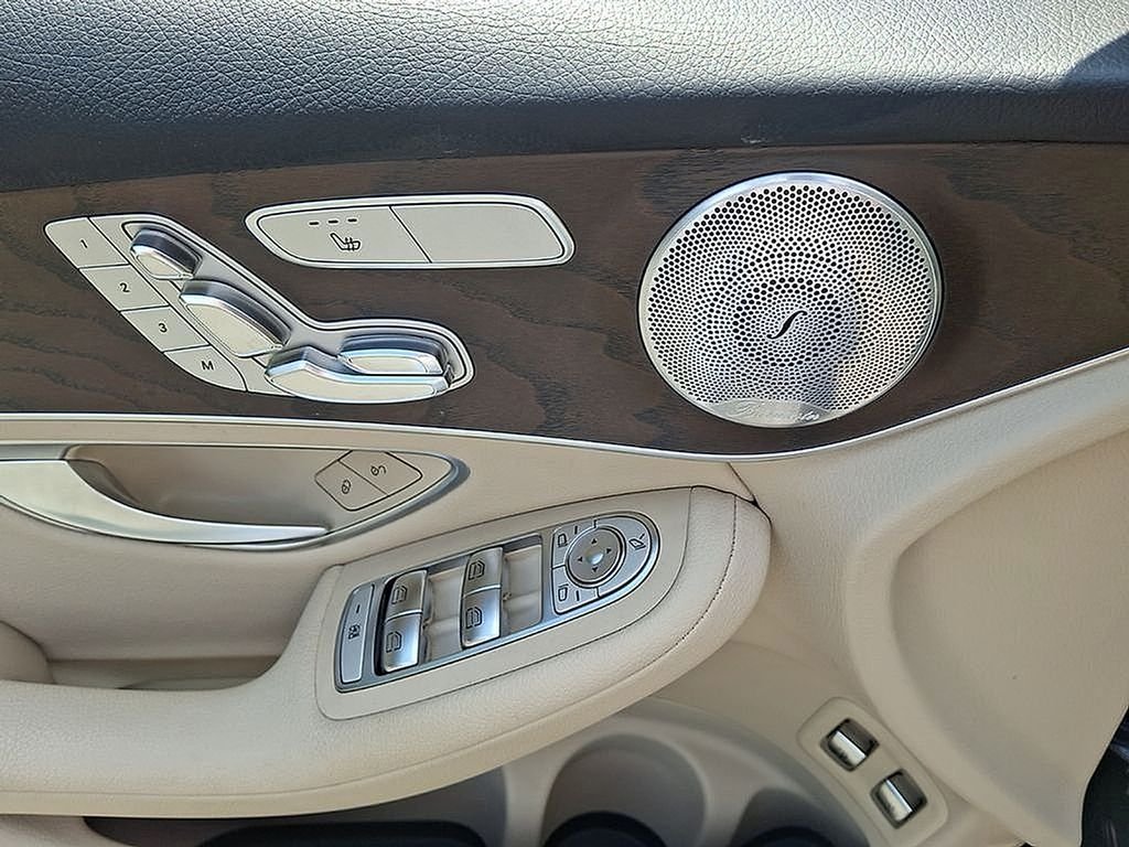 Used 2019  Mercedes-Benz GLC 350e image 12