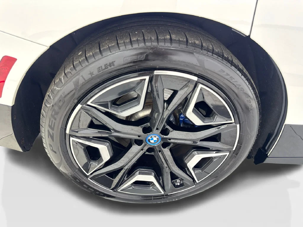Used 2023 White BMW M60 image 82