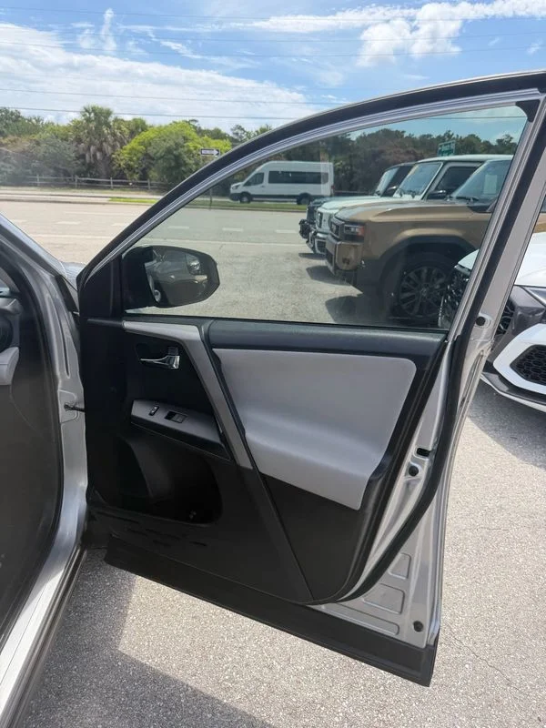 Used 2016  Toyota XLE image 19
