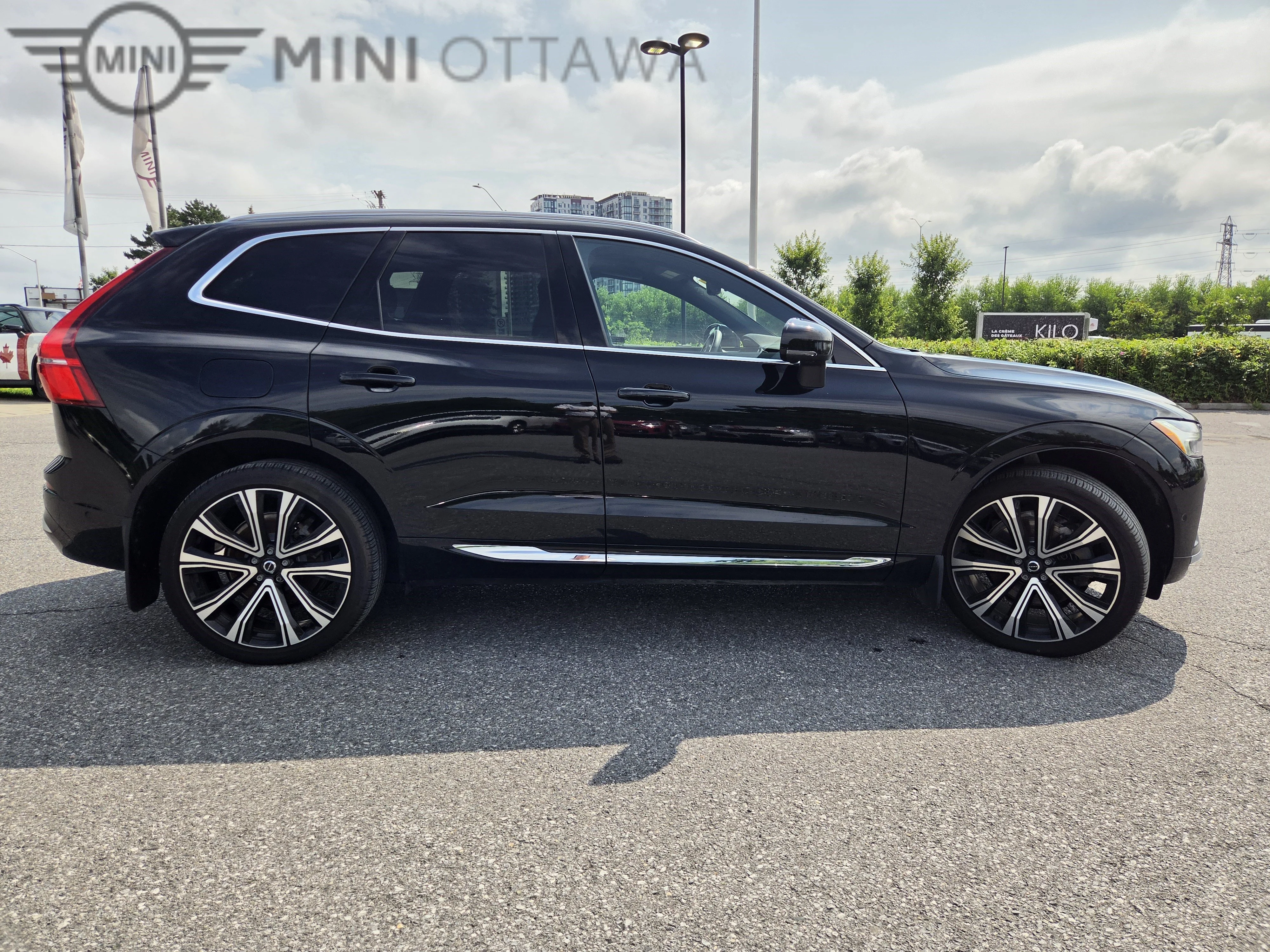 Used 2023 Black Solid Stone Volvo Ultimate Bright Theme image 5