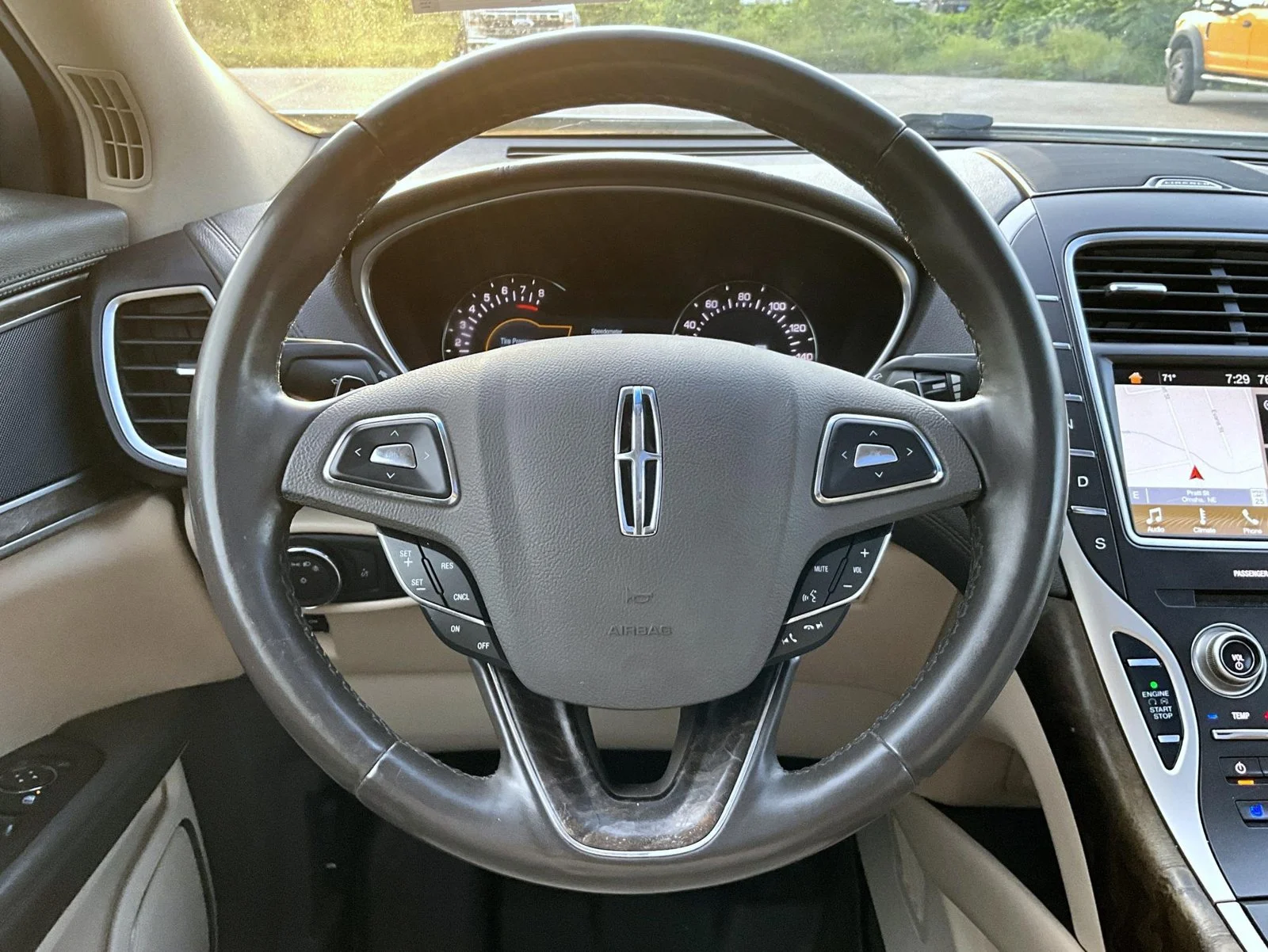 Used 2017 White Lincoln Reserve image 12