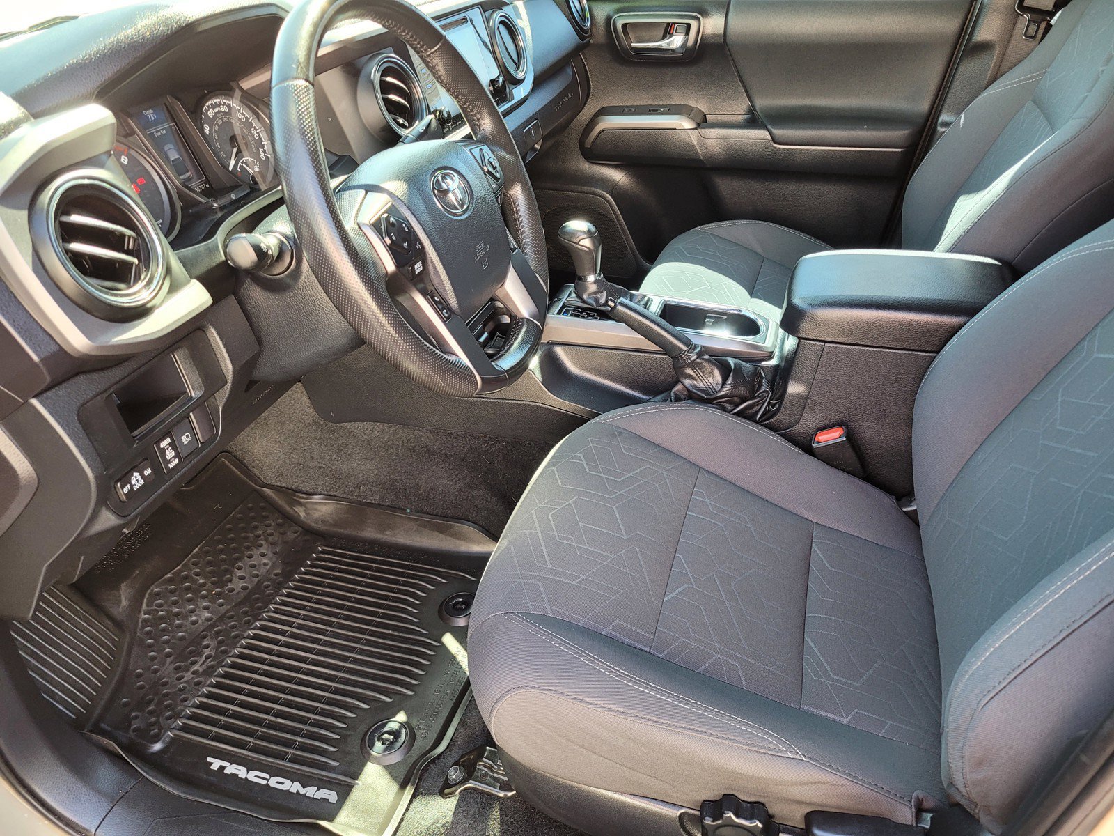 Used 2019  Toyota  image 16