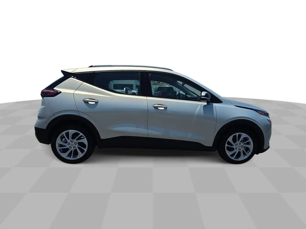 Used 2023 Silver Flare Metallic Chevrolet LT image 9